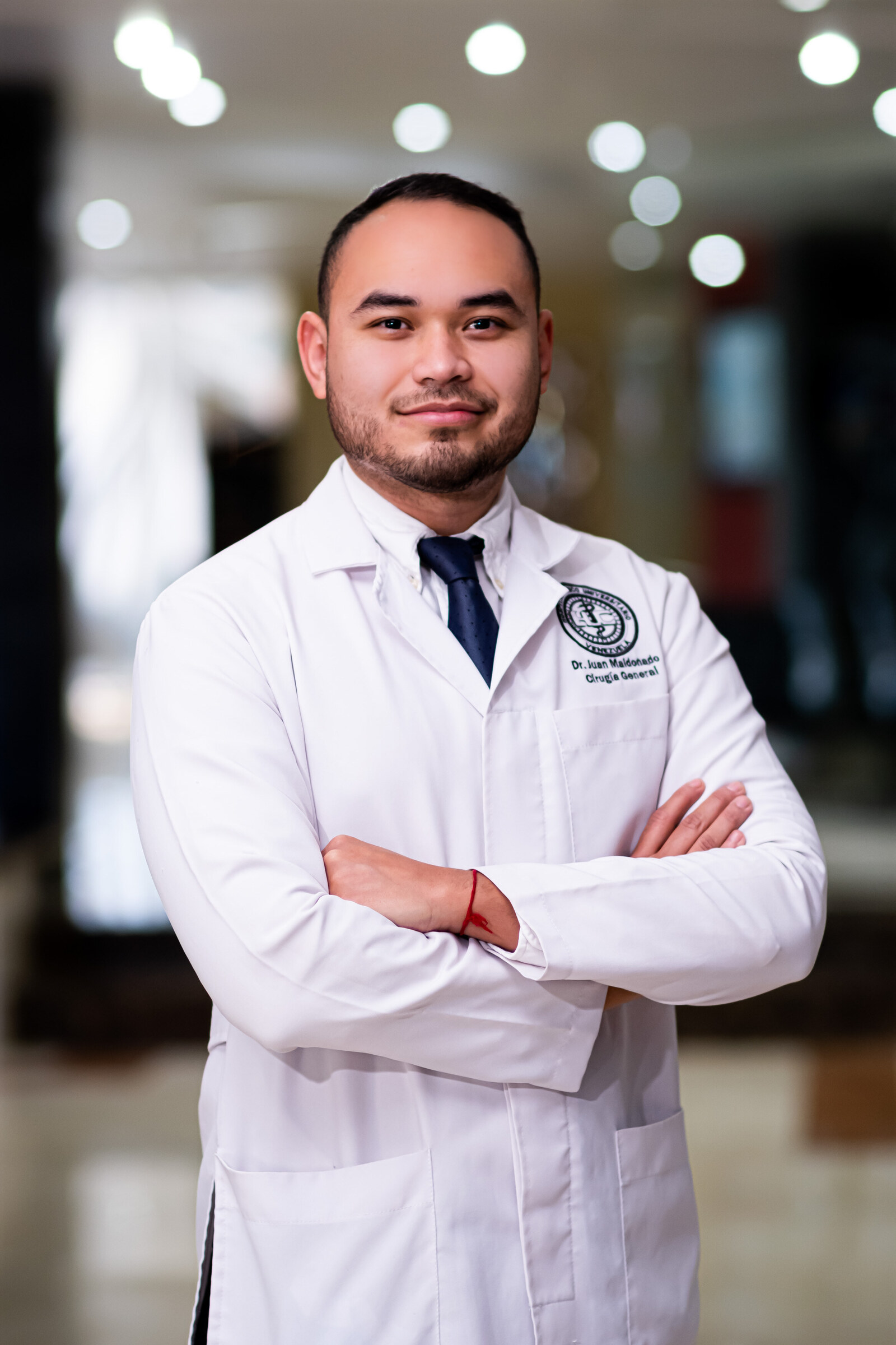Dr. Juan Maldonado con bata médica
