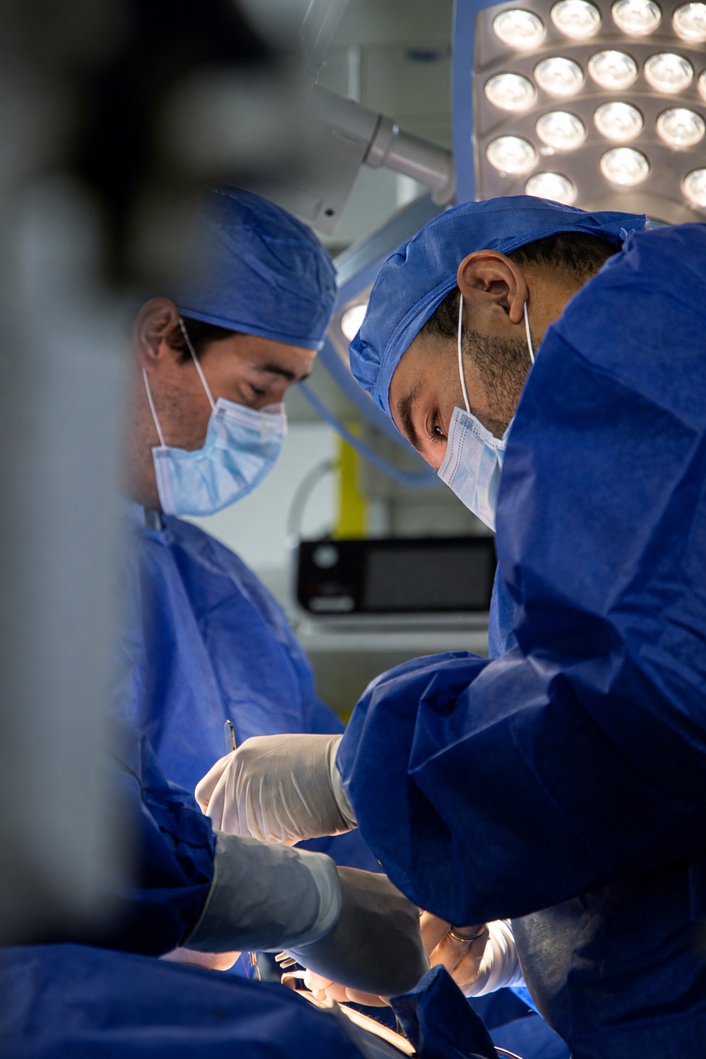 Dr. Juan Maldonado durante un procedimiento quirúrgico